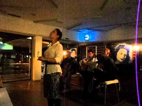 Ana Lains canta fado meia noite,,,,