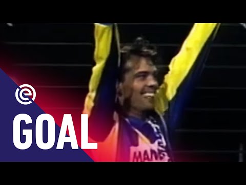 JURGEN STREPPEL SCHIET 'M OVER DE KEEPER | PSV - RKC Waalwijk (30-01-1993) | Goal