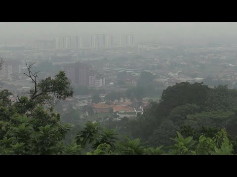 Video Thumbnail: Toxic haze closes Malaysia schools | AFP