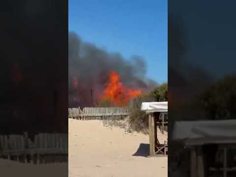 🔥🚨 Voraz incendio en José Ignacio: una vivienda quedó totalmente destruida.