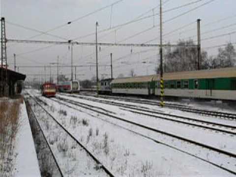 Lokomotiva EU07 projždí stanicí Čelákovice