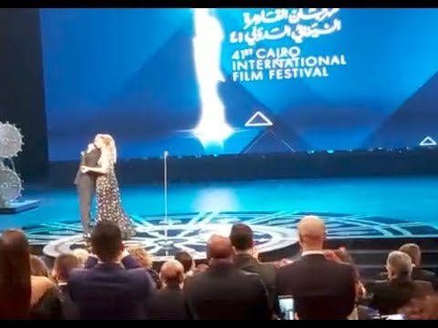 لحظة تكريم شريف عرفة ومنة شلبي فى افتتاح مهرجان القاهرة السينمائي