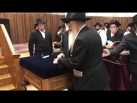 חלוקת דולרים להוספה בצדקה • ח' אלול תשע"ח