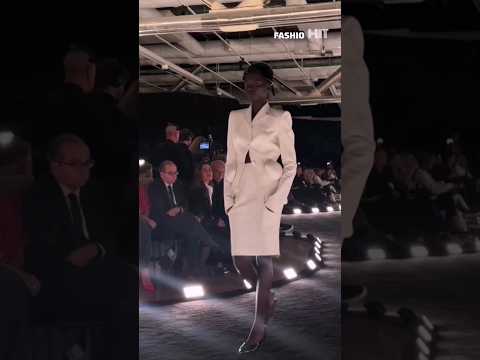 First Look from Schiaparell by Daniel Roseberry. #fashiohit #schiaparelli #runway #parisfashionweek