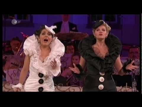 Send in the clowns sung by Carmen Monarcha and Mirusia Louwerse (Mainau)