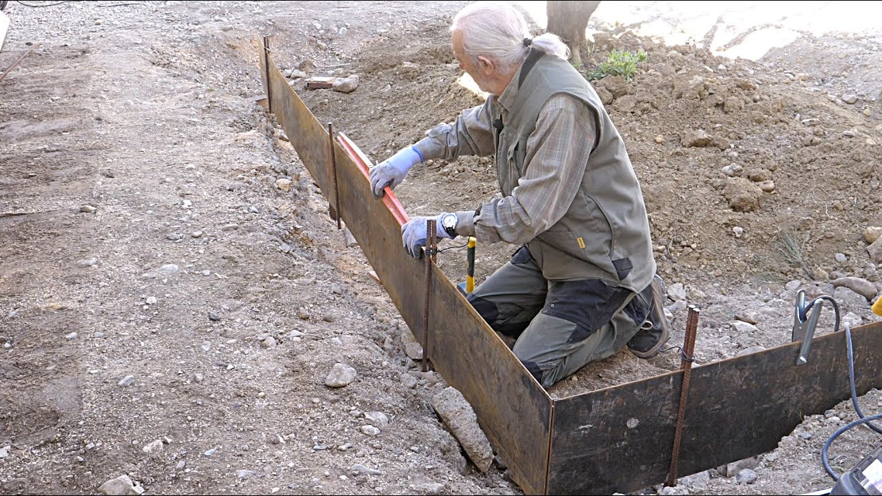 2.  Aménager une cour : poser des bordures de massifs en tôle d'acier -Bricolage avec Robert