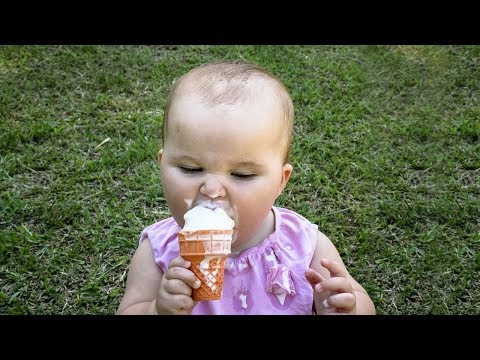 ילדים טועמים גלידה בפעם הראשונה - מתוק!
