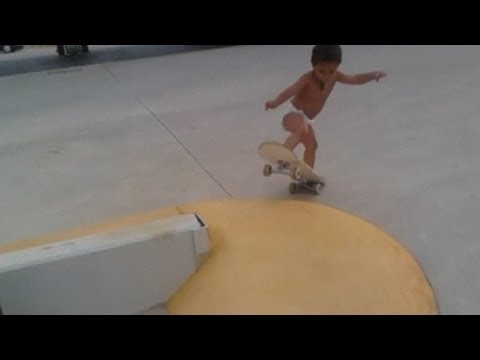 スケートボードに乗る幼児!スケートボードに乗った2歳児の驚きの動画 (Skateboarding toddler! Amazing video of two-year-old on a skateboard)
