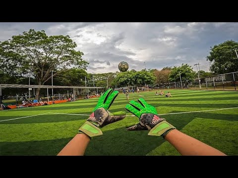 Life of a Goalkeeper!! UM DIA NA VIDA DE GOLEIRO AMADOR!!!!! GOLEIRO DE CAPACETE