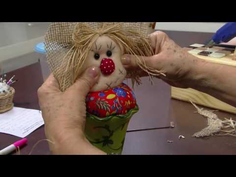 Mulher.com - 20/06/2016 - Vasinho com espantalho de feltro - Carmen Silvia