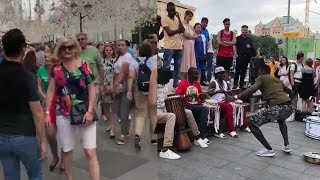 Aksi Suporter di Kawasan Fan Zone Moskow Rusia Jelang Final Perancis Vs Kroasia