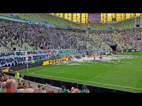 Doping kibiców Lechii Gdańsk podczas meczu ze Zniczem Pruszków