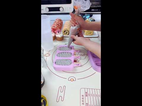厨房烘焙称重准备：电子秤上的空量杯与精准称重烘焙材料制作彩色瑞士卷
