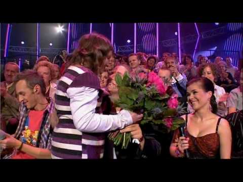 Finalista "Jak Oni Śpiewają" Artur Chamski i jego fanka Wiktoria wręczają kwiaty od EuroFlorist!