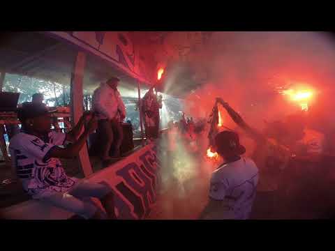 Faixa da Galoucura Barreiro sendo queimada na festa da Máfia Azul Barreiro