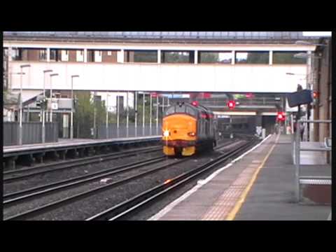 DRS 37610 & 37218 open up through Kensington Olympia working 6M95 12/08/2010