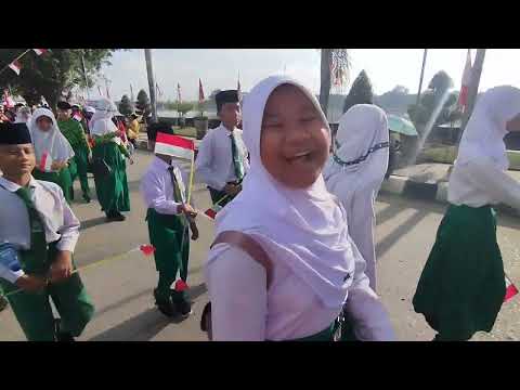 MI Asy Syauqi ikut meriahkan PAWAI Kemerderdekaan Tenggarong 17 Agustus 2024