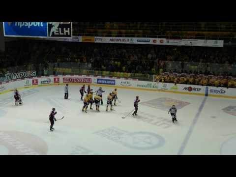 2016 10 09 - Litvínov : Sparta, F. Lukeš střílí gól na 5:1 (F. Lukes scores 5:1 goal)