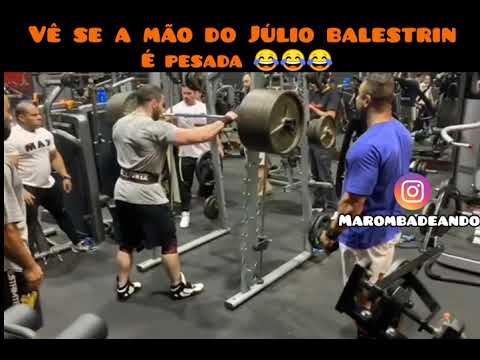 Julio Balestrin dando tapa nas costas do ninjabodybiulder