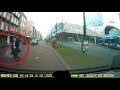 Man steelt auto waar bestuurder bij staat