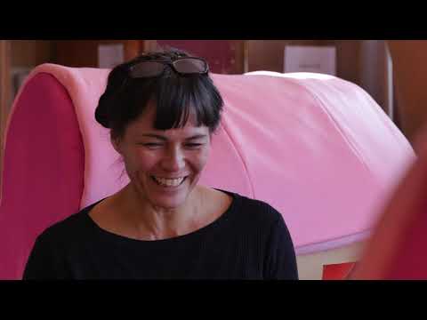 Film suivi de la résidence "MONSTROLOGIE" Résidence d’artistes à Saint-Quentin-la-Poterie d’octobre 2022 à Avril 2023, pour un projet hors-norme : création d’une installation nomade, un paysage céramique et sonore initiée par l’artiste Kartini Thomas, et réalisée en collaboration avec les publics ciblés, autour des monstres qui habitent nos mythologies personnelles et collectives. « Qu’est-ce qui vous fait peur que vous n’avez jamais vu ? », questionnement à la base des interactions et de la démarche de l’artiste. Sous forme d’interventions, de collectes de récits et d’ateliers créatifs, les participants au projet sont amener à nourrir le processus artistique de l’artiste et créer une espace-objet en 3D, destiné à voyager sur le territoire de la région Occitanie. Réalisation 4 Œil Production Peter LE TRON et Laurent HAUBIN https://www.quatreoeil.com/