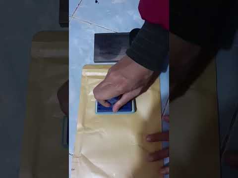 小型工厂如何在无需连续喷墨（CIJ）打印机高昂费用的情况下，在光面牛皮纸上打印出清晰的日期