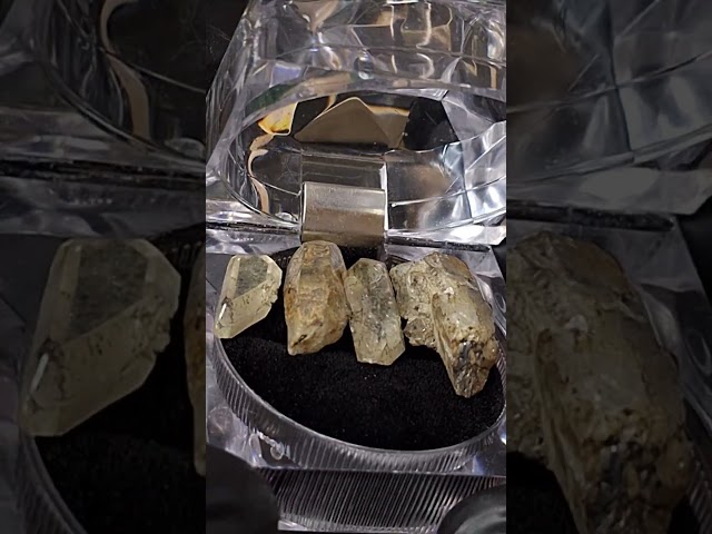 احجار كوارتز 4 بلورات خام تحفة للاقتناء او الاهداء
