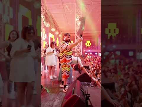 Iuly Neamțu refuză dedicațiile în timpul unui concert 😶