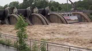 preview picture of video 'Hochwasser Österreich 2013 Dammbruch Salzburg Freilassing Saalach 2'