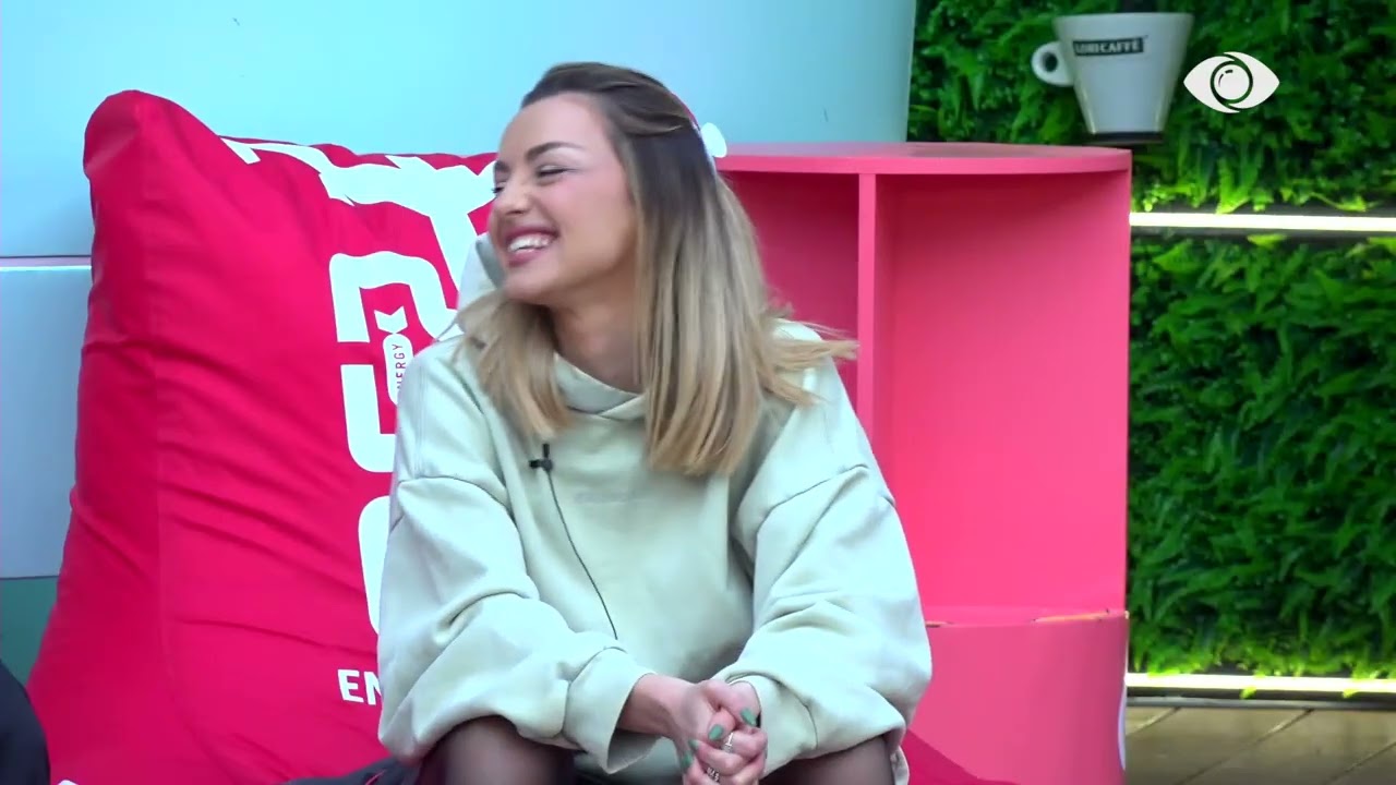 Këtë rol ke ti bëhu një e tretë/ Kristi i drejtohet Inës