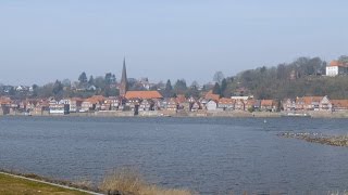 preview picture of video 'Hohnstorf, Germany: Elbufer (Elbe Riverside), Blick nach (view to) Lauenburg - 4K UHD Video Image'