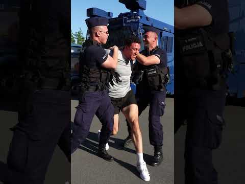 ILU POLICJANTÓW POTRZEBA ABY OBEZWŁADNIĆ OJCA BEZ SPRZĘTU