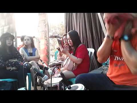 Keseruan di atas panggung