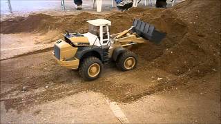 preview picture of video 'Liebherr L574 hydraulic working at the Expò Model 2013 in Venturina'
