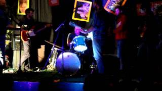 Cebando mate :: Orquesta de perros en Un enano en la estación :: 7° edición