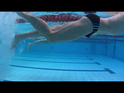 Nauka pływania – styl dowolny – prawidłowa praca nóg