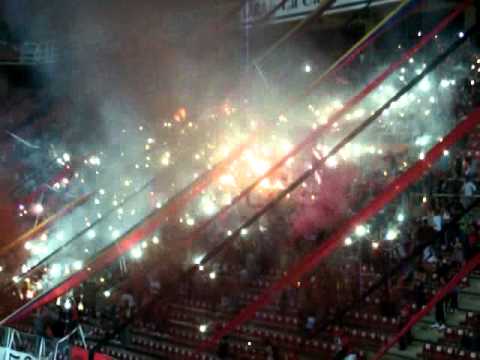 "recibimiento de la barra al  Club deportivo lara ante Tolima (sudamericana)" Barra: Huracan Roji-Negro &bull; Club: Deportivo Lara