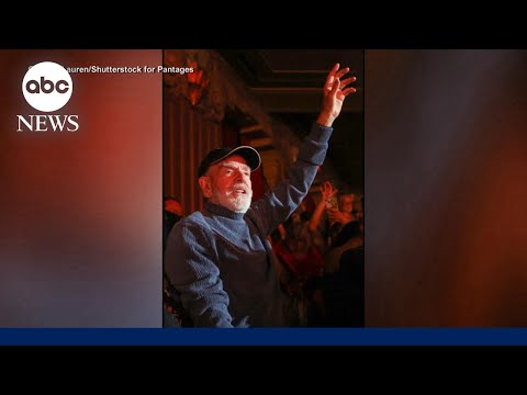 Neil Diamond surprises fans with rare appearance at sold-out show