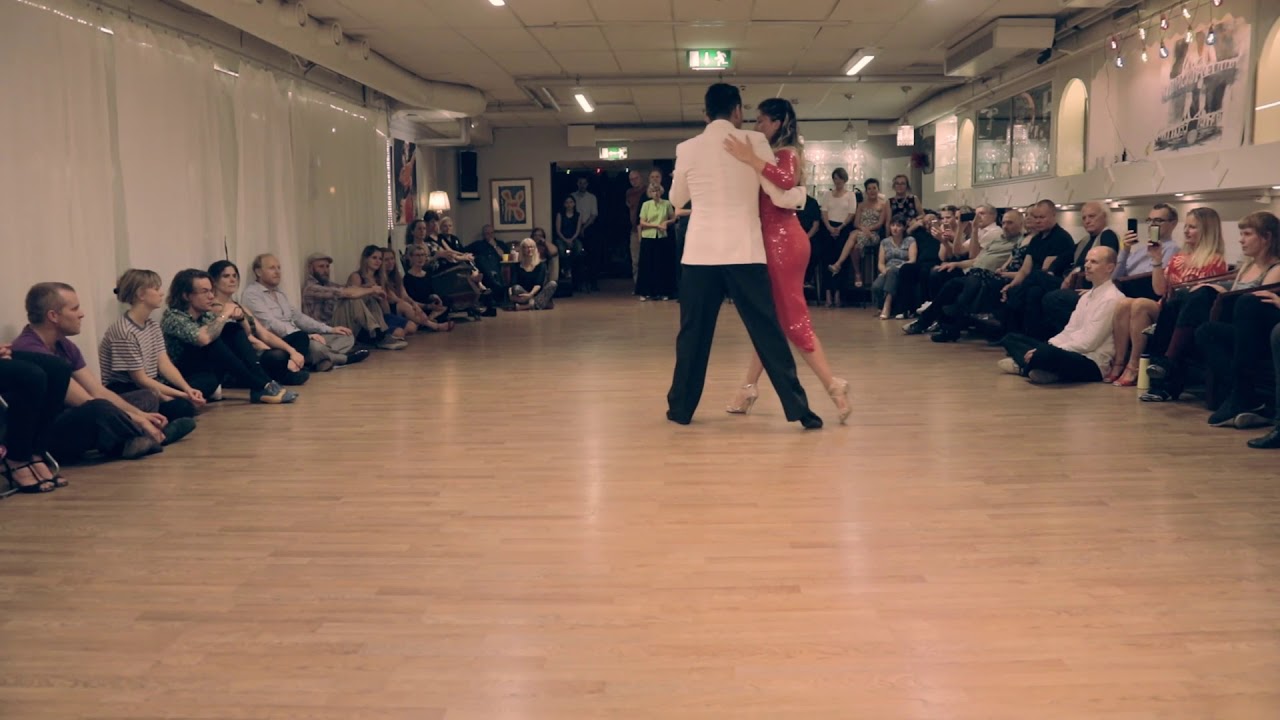 Video thumbnail for Rauli Choque and Julieta Qüesta - Sin Rumbo Fijo by Orquesta Típica Victor