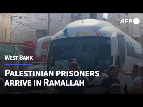 Bus carrying Palestinian prisoners arrives in Ramallah from Ofer prison | AFP