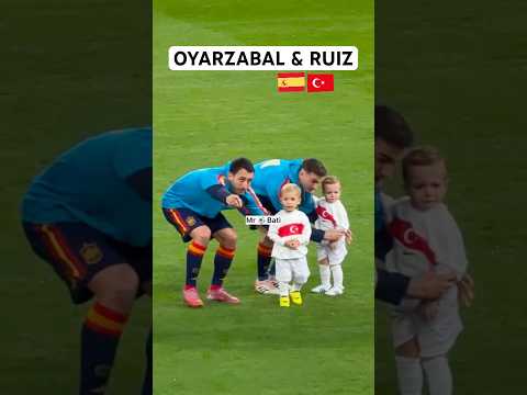 İspanyol Oyarzabal ve Ruiz Türkiye formalı çocuğuyla sahada