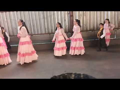 Prestigiando  a tradição  gaúcha com o CTG  chegando  no rancho e os netos.