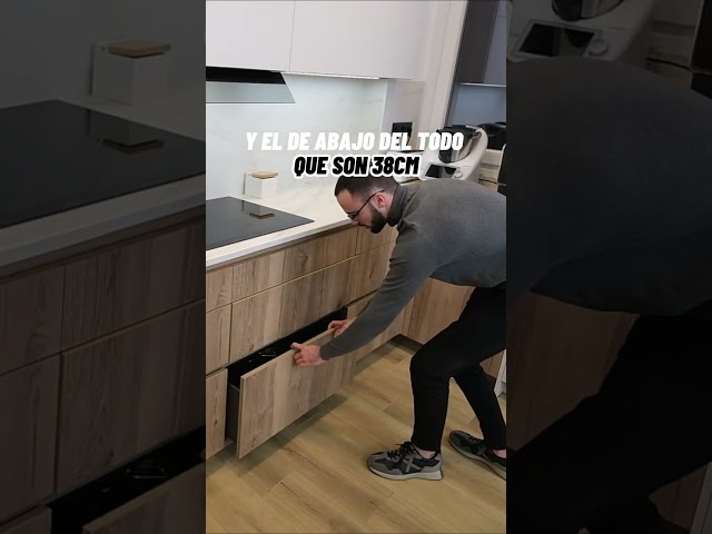 Vídeo relacionado con Cajón oculto de empuje para abrir para armarios de cocina, ahorro de espacio, almacenamiento debajo de los muebles, diseño de fácil acceso, acabado natural, dimensiones: 80 x 30 cm