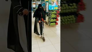 Download lagu Niqabi riding electrical scooter 🛴🛴 #shorts #hijab #islamic #muslim mp3
