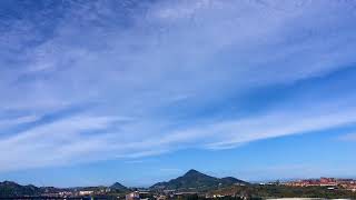 Nubes altas de oeste a este