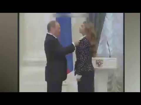 Путин награждает Кабаеву орденом