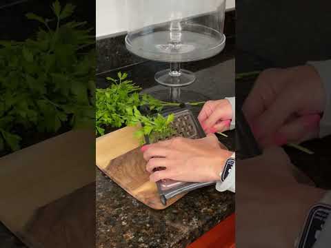 Genius herb hack! #food #hacks #herbs #interesting #smart