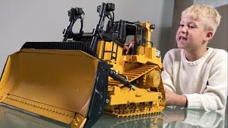 Bruder Toys RC CATERPILLAR D10 GRUMALU Toy Dozer review TEST DRIVE