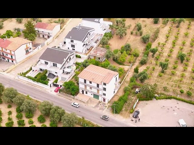 VENDESI INTERO STABILE CON CORTE E TERRENO - MIRTO CROSIA