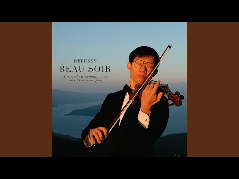 金メッキの木の幾何学的な屋根を冠した版築壁: 踊る光の家へようこそ!  庭園